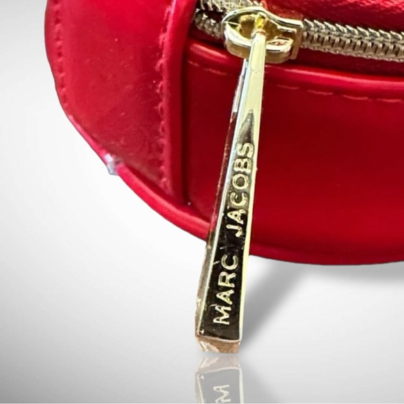 MARC JACOBS NIP🪢 RED L.E. PATENT LEATHER CROSSBODY BEAUTY BAG - Picture 9 of 9